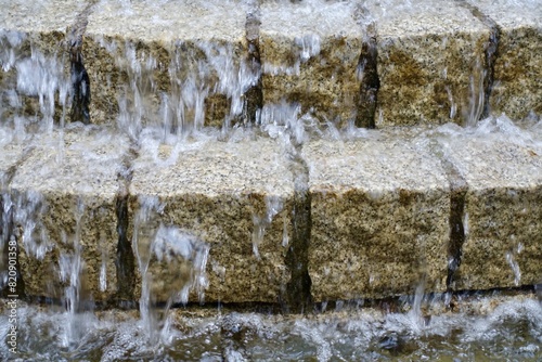 石のブロックの上を流れる水
