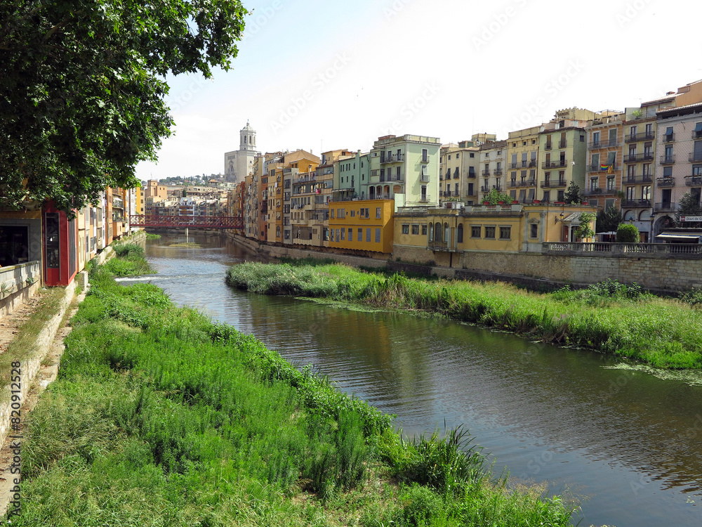 Obraz premium Girona, Spain - July 8, 2023: Views of the old medieval city.