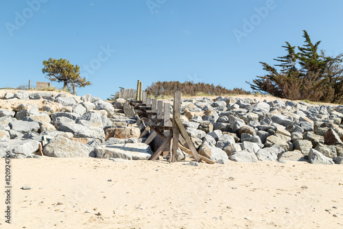 Accès à une plage par un escalier fait de gros blocs de granit aidé par une rampe en cordage. Travaux de protection après tempête (2/2) photo