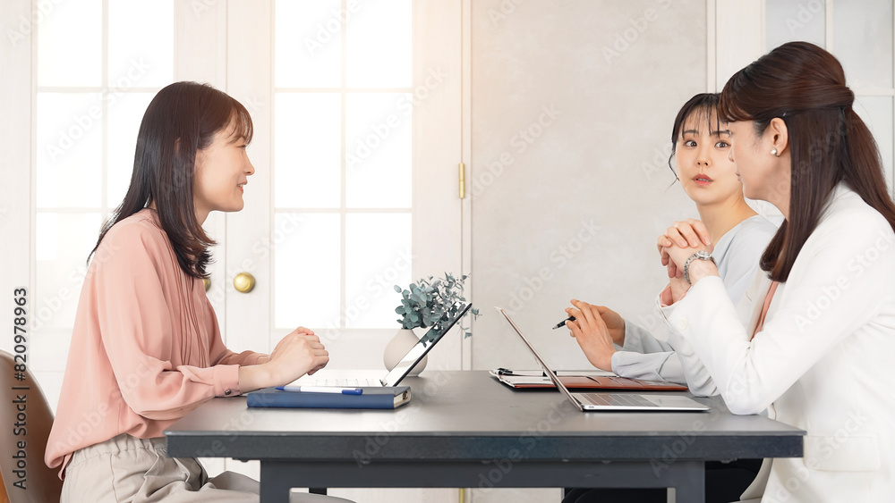 Fototapeta premium オフィスで会話するカジュアルウェアの女性グループ