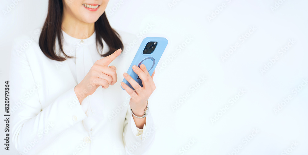 笑顔でスマホを使うミドル女性 笑顔でスマホを使うミドル女性
