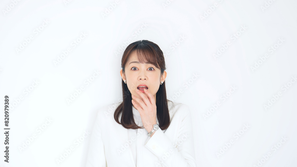 びっくりするミドル女性
