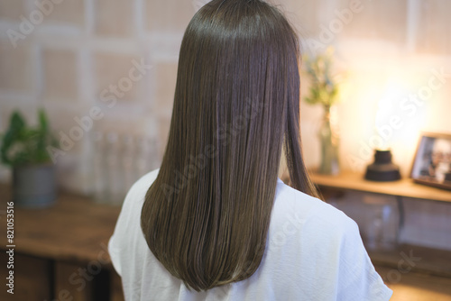 女性の艶のあるロングヘア