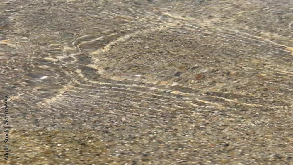 Agua muy cristalina y transparente con fondo de arena Agua muy cristalina y transparente con fondo de arena