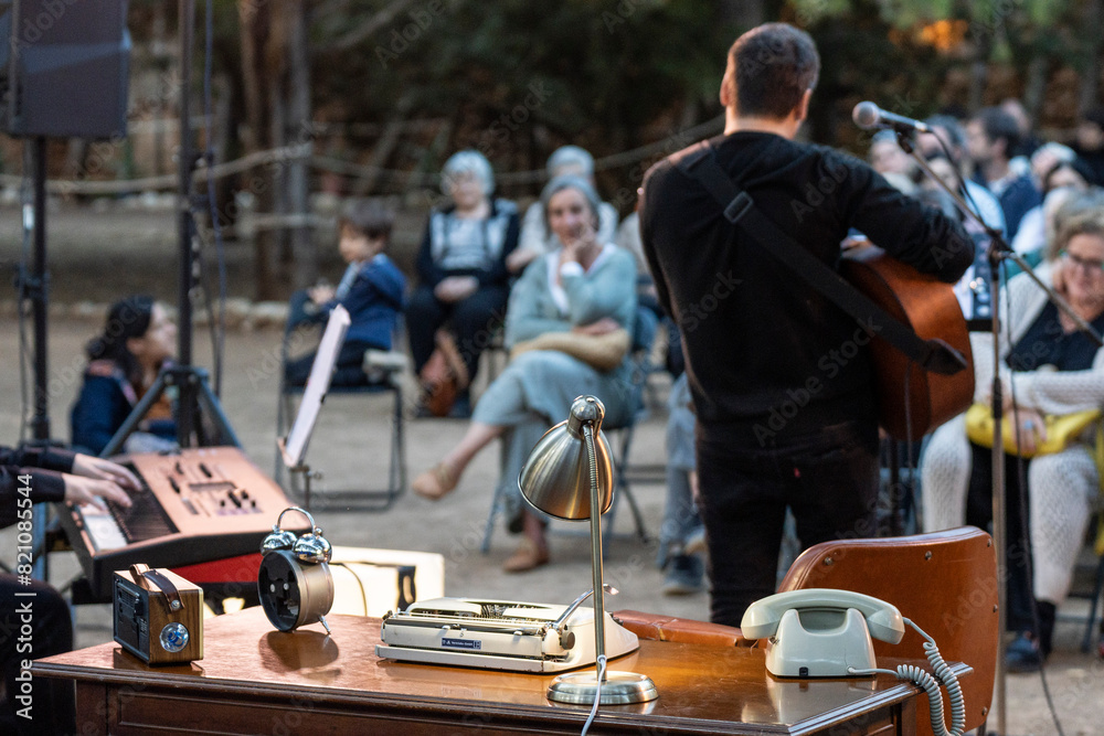 Φωτογραφία Pau Alabajos sings Vicent Andrés Estellés, church of Sant Blai, Campos, Mallorca