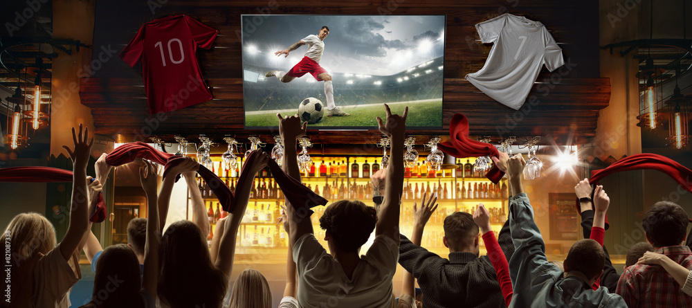 Φωτογραφία Atmosphere of sports-themed bar during soccer match translation