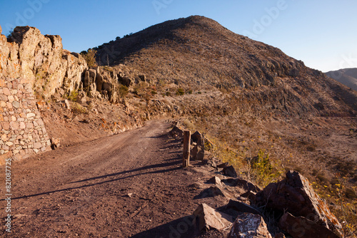 Carretera de tierra en Lugar de Tirma en la isla de Gran Canaria, España