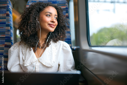 Cuadro en lienzo Businesswoman Commuting To Work On Train Working On Laptop Wearing Earphones Loo