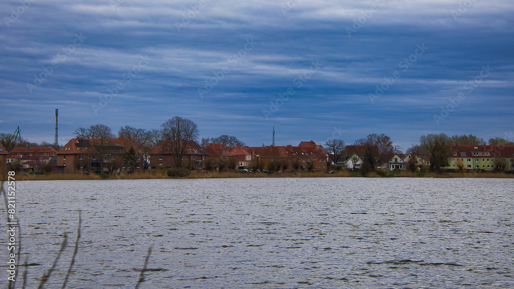 Naklejka premium Blick über den Kleinen Frankenteich am Bananenweg in Stralsund, idyllische Wasserlandschaft am Stadtrand, Hansestadt Stralsund, Erholungsgebiet, Mecklenburg-Vorpommern, Deutschland
