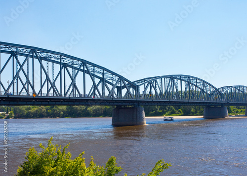 Łódka przepływająca pod mostem, tworzące się łachy wiślane, Toruń, Polska © 123108 Aneta
