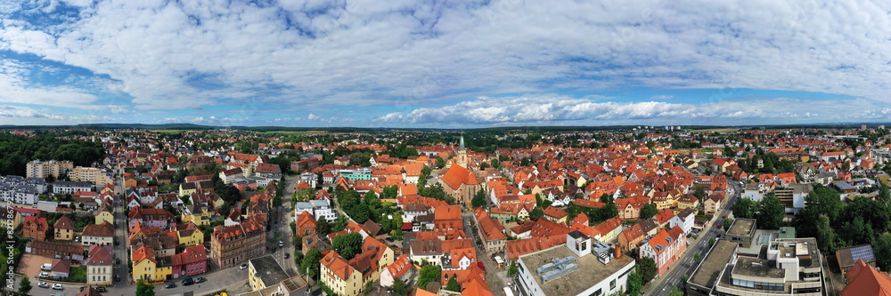 Luftbild der historischen Altstadt von Schwabach mit Blick auf die Stadtkirche St. Johannes und St. Martin. Schwabach, Mittelfranken, Bayern, Deutschland. Luftbild der historischen Altstadt von Schwabach mit Blick auf die Stadtkirche St. Johannes und St. Martin. Schwabach, Mittelfranken, Bayern, Deutschland.