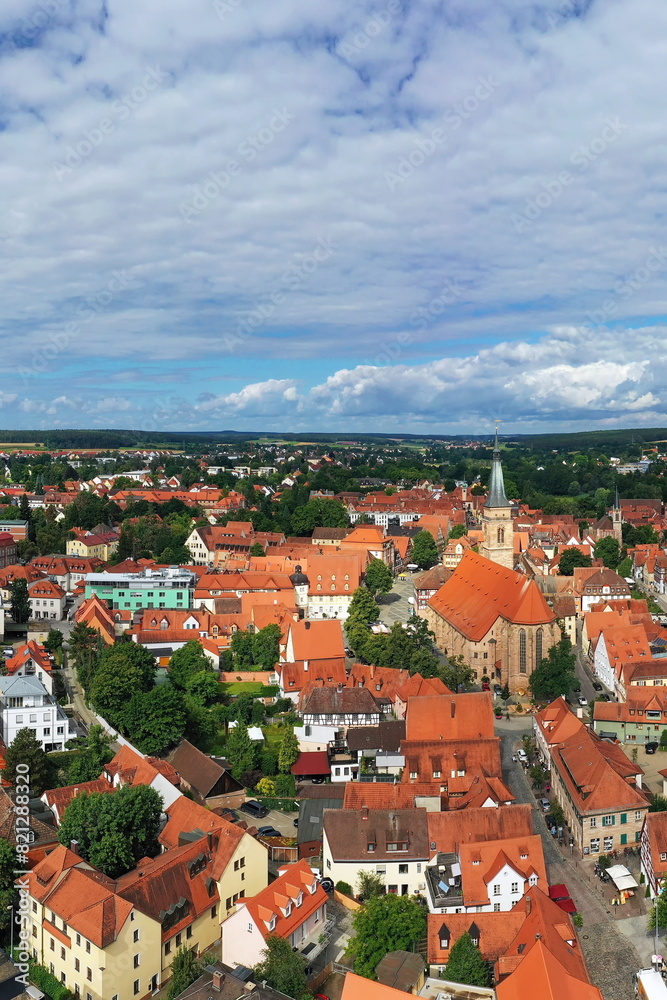 Obraz premium Luftbild der historischen Altstadt von Schwabach mit Blick auf die Stadtkirche St. Johannes und St. Martin. Schwabach, Mittelfranken, Bayern, Deutschland.