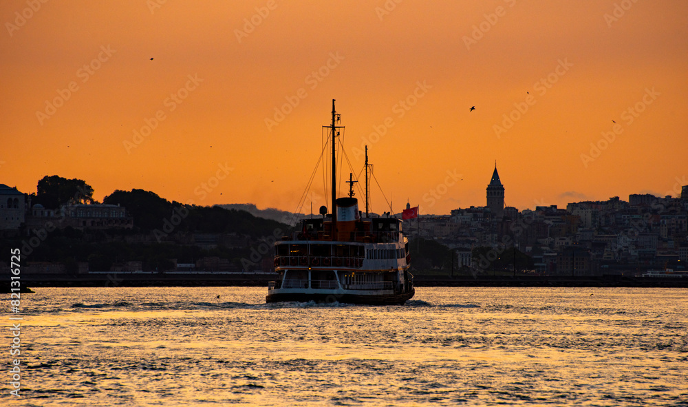 Fototapeta premium Istanbul, Turkey. Panoramic Istanbul sunset view. Beautiful Istanbul landscape.