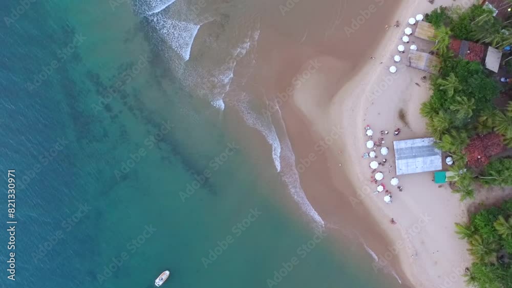 Tomada aérea de uma praia paradisíaca no litoral do nordeste brasileiro. Drone sobrevoando praia brasileira com mar azul em Barra Grande, Bahia