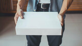 Mockup empresa de lujo de delivery, hombre repartiendo caja grande blanca para texto, branding packaging caja cuadrada de cartón 