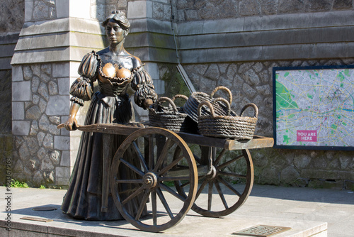 Statue von Molly Malone die durch das irische Volkslied «Cockles and Mussels» bekannt wurde und das als inoffzielle Hymne von Dublin gilt und von ihrem traurigen Ende erzählt.  photo