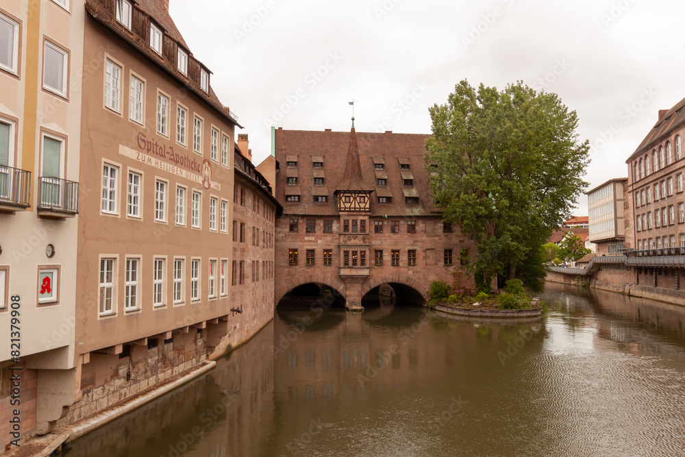 Obraz premium View of Heilig-Geist-Spital from Museumsbrücke in Nuremberg