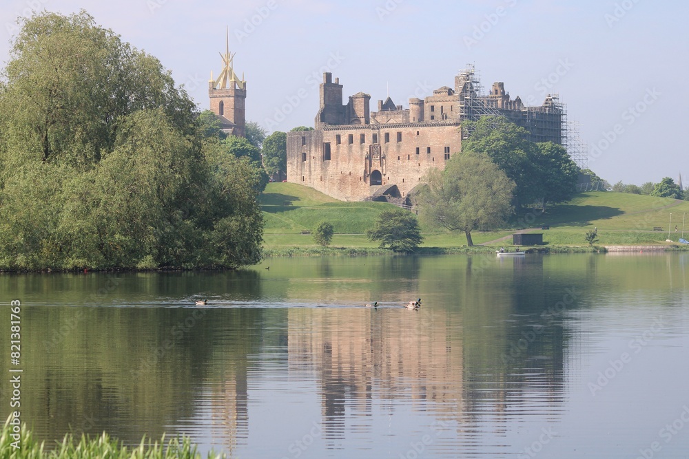 Obraz premium Looking across Linlithgow Loch from Fiddlers Croft towards St Michael's Church and the Palace.