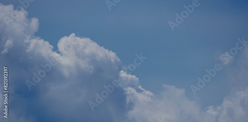 Niebo z białymi „puszystymi” chmurami. Majowe błękitne niebo z „wełnistymi” białymi chmurami w wiosenny poranek. photo