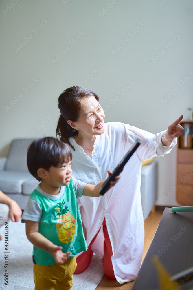 Fototapeta premium 孫とテレビを見るシニア夫婦