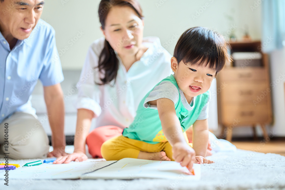 2歳の孫とお絵描きをするシニア夫婦 2歳の孫とお絵描きをするシニア夫婦