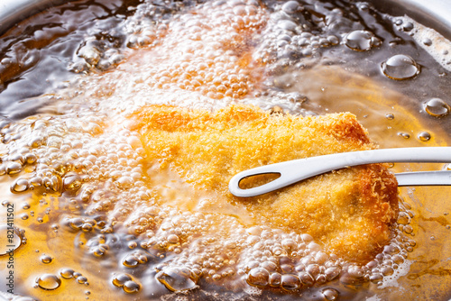 とんかつ調理中、揚げ物