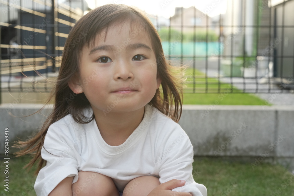 自然と笑顔:庭でくつろぐ女の子 自然と笑顔:庭でくつろぐ女の子