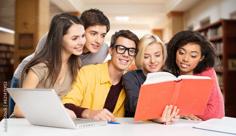 Obraz premium Happy international young students friends in class