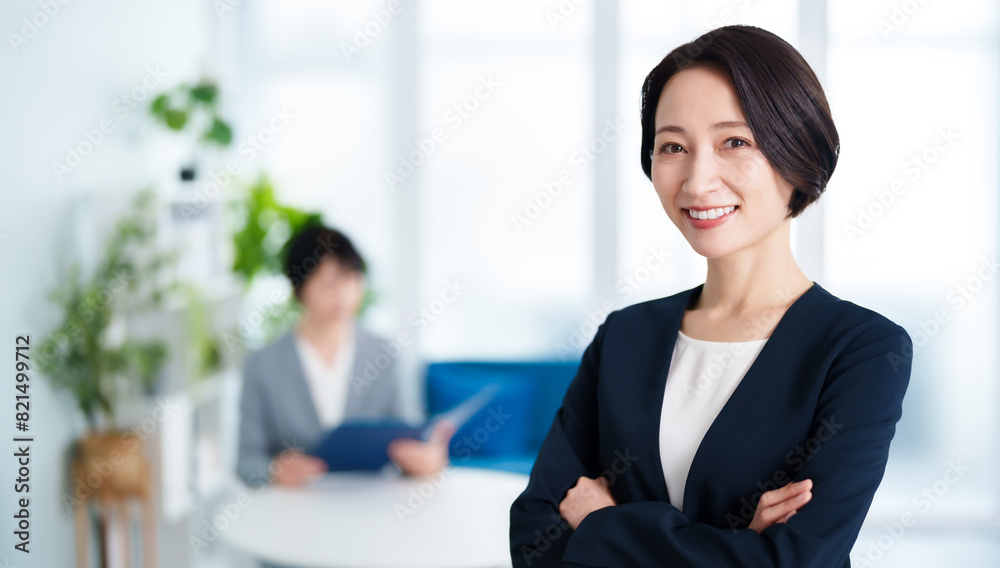 オフィスで働くビジネスウーマンのポートレート