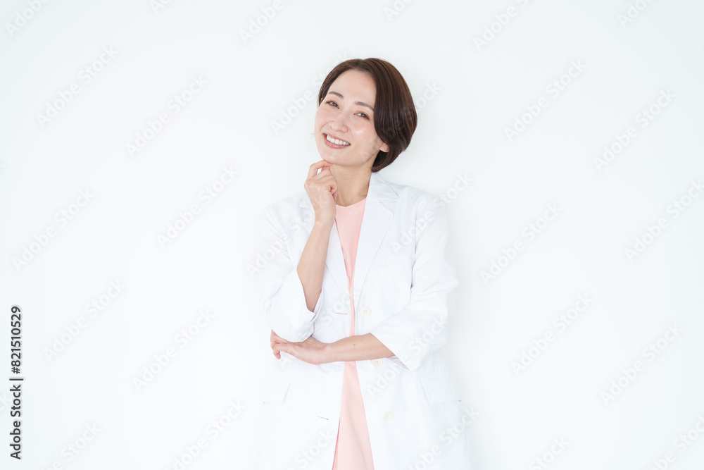 考える白衣の女性医師(白背景・白バック) 考える白衣の女性医師(白背景・白バック)