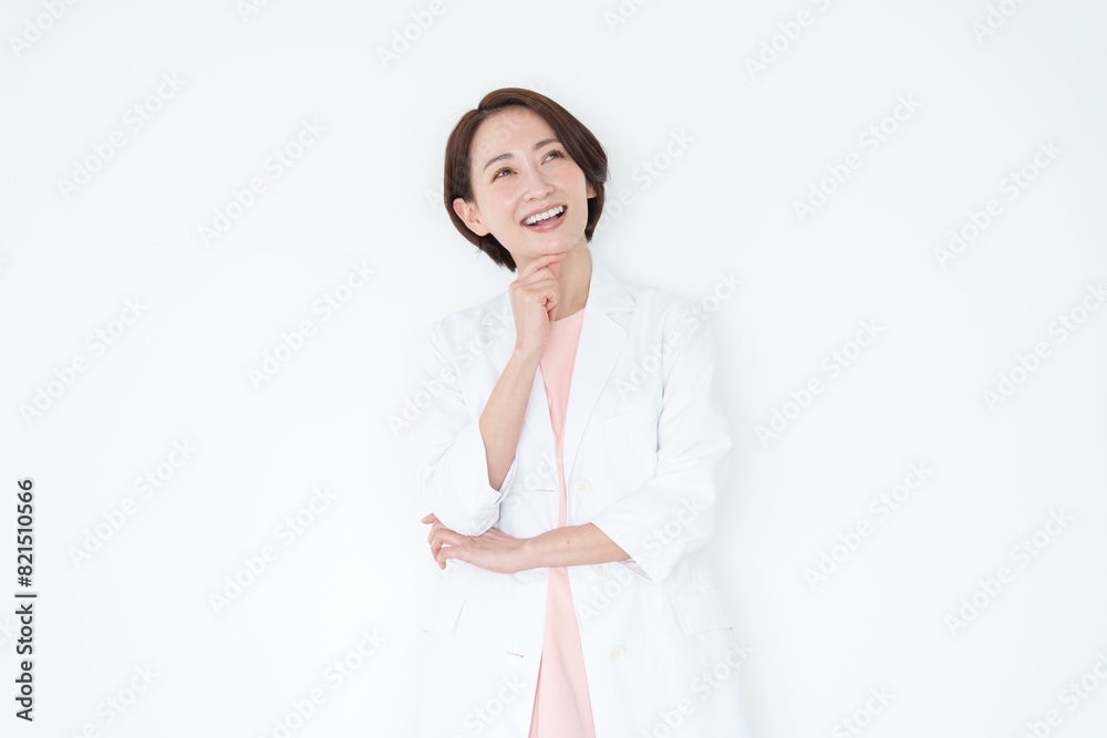 考える白衣の女性医師(白背景・白バック) 考える白衣の女性医師(白背景・白バック)