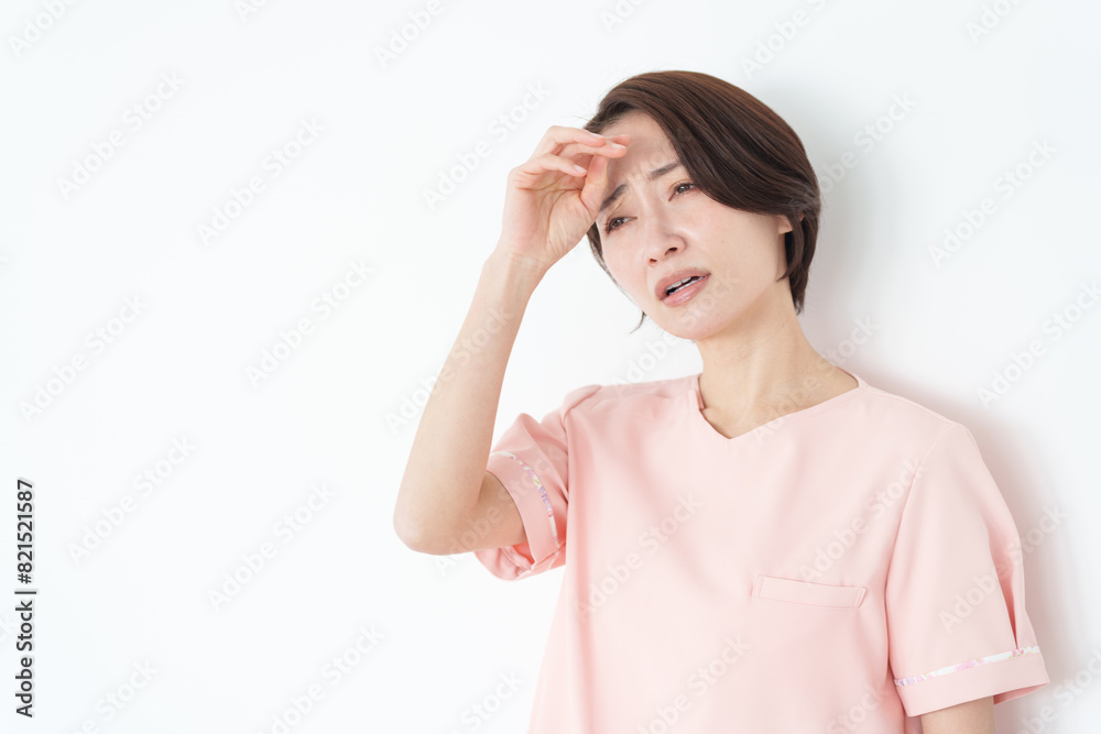 体調不良の女性看護士（白背景・白バック）