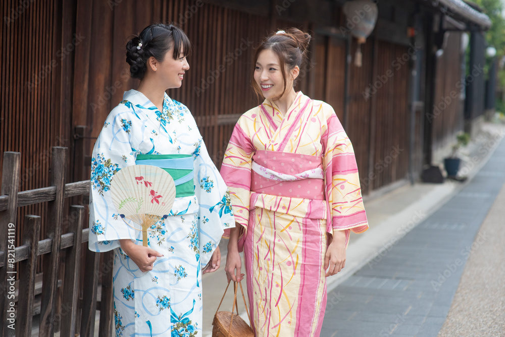 古民家を散歩する浴衣女性2人 古民家を散歩する浴衣女性2人