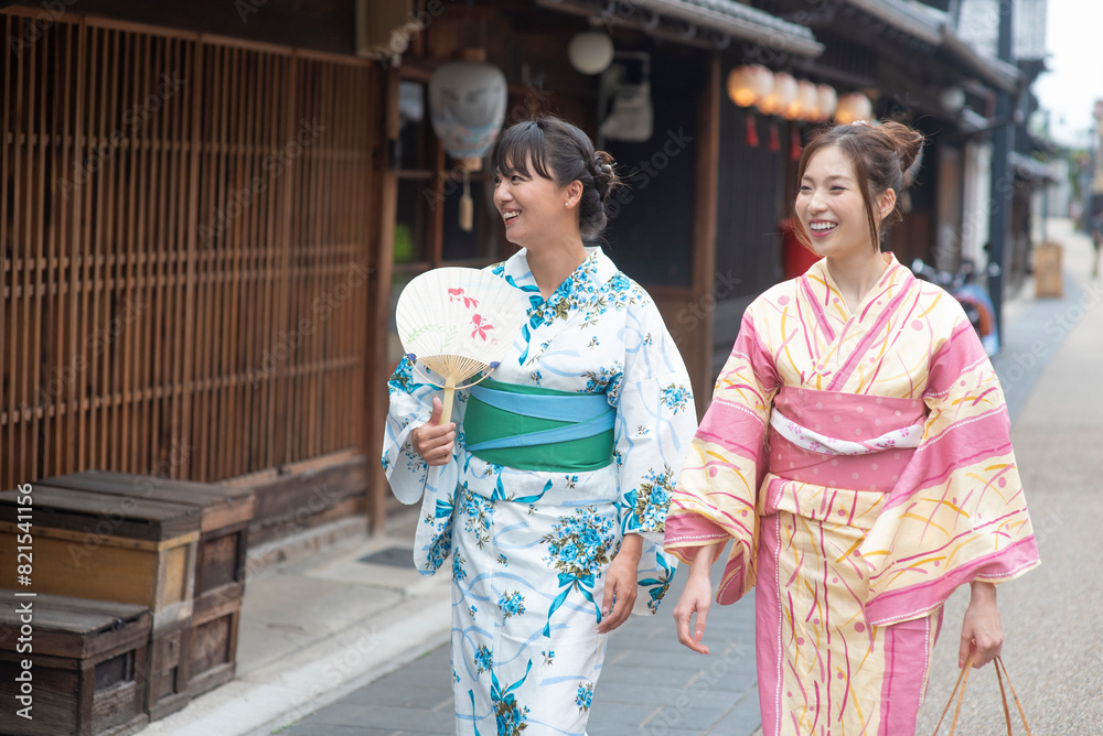 古民家を散歩する浴衣女性2人 古民家を散歩する浴衣女性2人