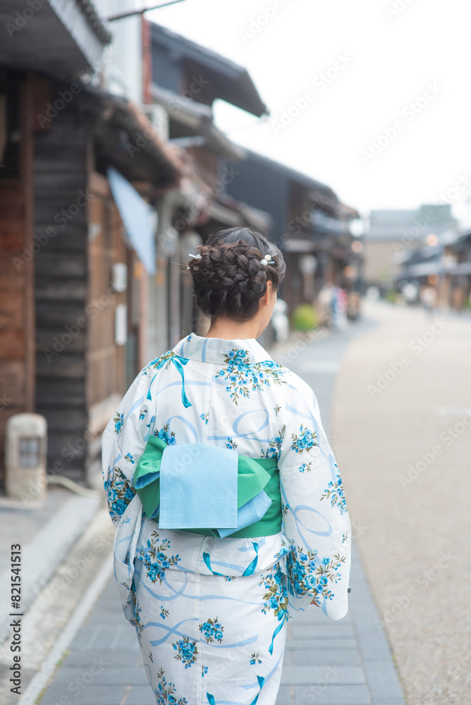 古民家を散歩する浴衣女性