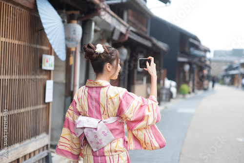 Wallpaper Mural 古民家を散歩し写真を撮る浴衣女性 Torontodigital.ca