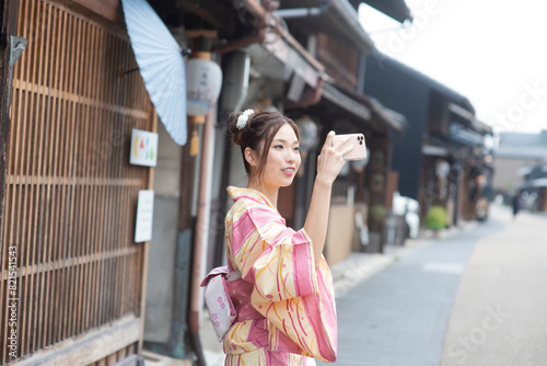 古民家を散歩し写真を撮る浴衣女性 photo