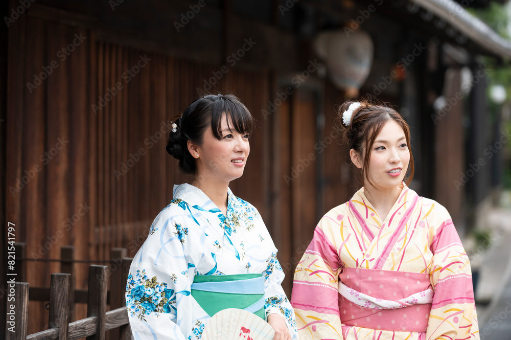 古民家を散歩する浴衣女性2人 古民家を散歩する浴衣女性2人
