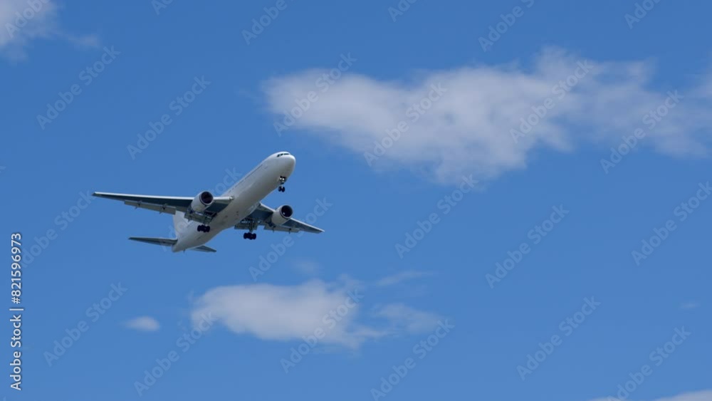 4K blue sky and white airplane without logo (4K 青空とロゴなしの白い飛行機) 4K blue sky and white airplane without logo (4K 青空とロゴなしの白い飛行機)