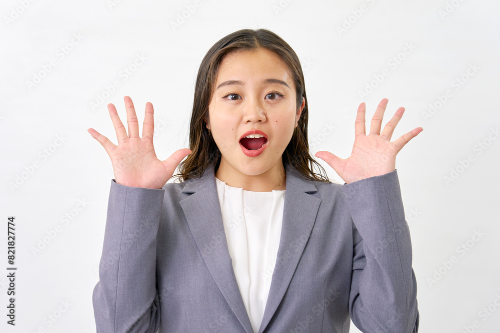 驚く若いビジネスウーマン　白背景