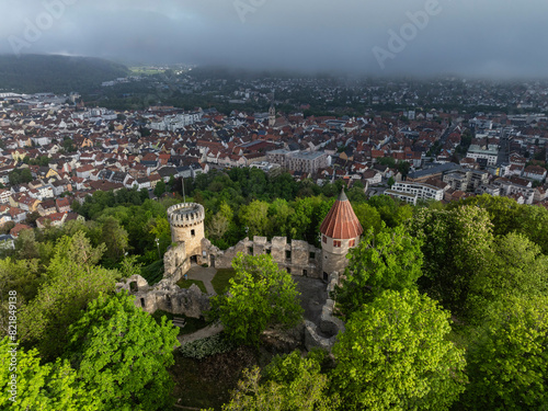 Luftbild von der Burgruine Honburg auf dem Honberg mit der Stadt Tuttlingen