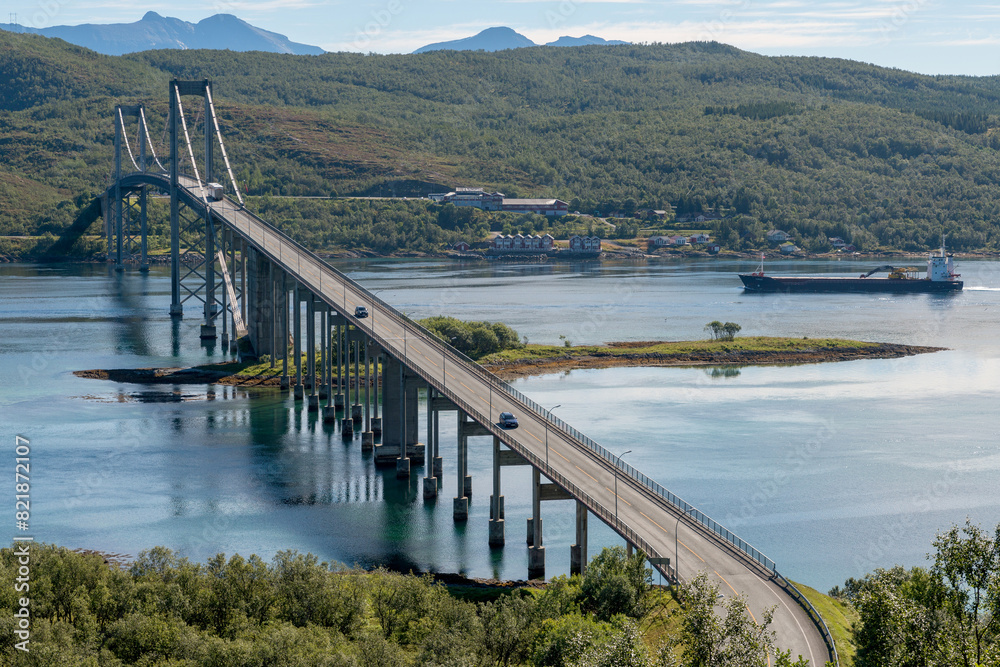 Φωτογραφία Tjeldsund-Brücke zwischen dem Festland und den Lofoten-Inseln in Norwegen