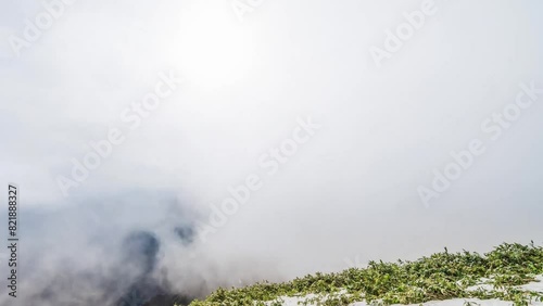 【群馬県・みなかみ町】初冬の谷川岳　雲が抜けた先に広がる谷川連峰　タイムラプス映像　ティルトダウン　
Mt. Tanigawa in early winter. The Tanigawa mountain range that appears beyond the clouds - Gunma, Japan - Timelapse video - tilt down photo