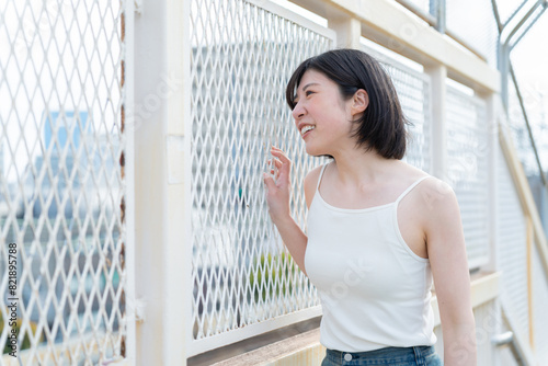 Free Download 何かを見ている女性 - GFXLoad