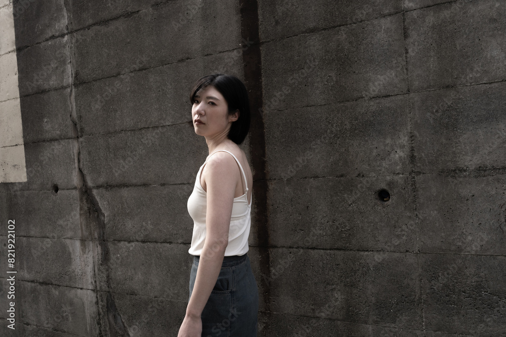 Fototapeta premium クールにポーズをとっている女性