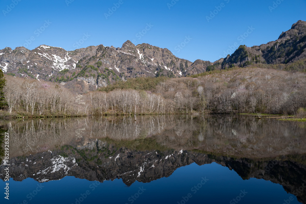 池に山が映り込む美しい風景　戸隠鏡池
