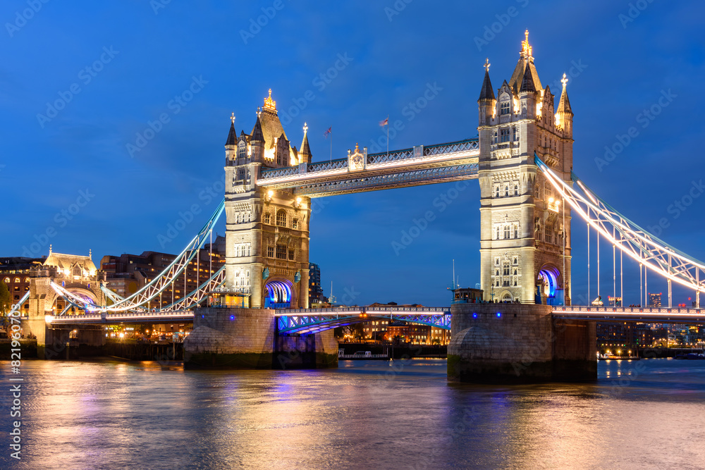 Fototapeta premium Tower Bridge at night, London, UK