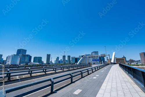 築地大橋と東京都心の街並み（2024年5月）
