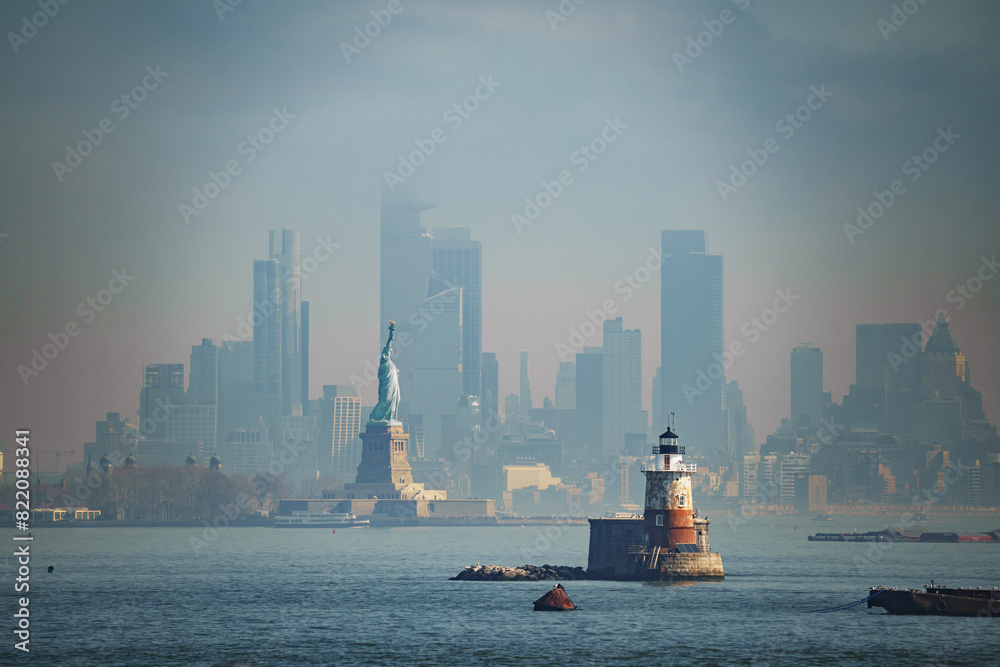 Φωτογραφία Panorama view of New York city eith statue of liberty tomorrow morning at sunrise
