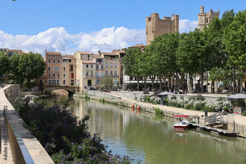 Fototapeta premium Le canal de la Robine dans la ville, ville de Narbonne, département de l'Aude, France